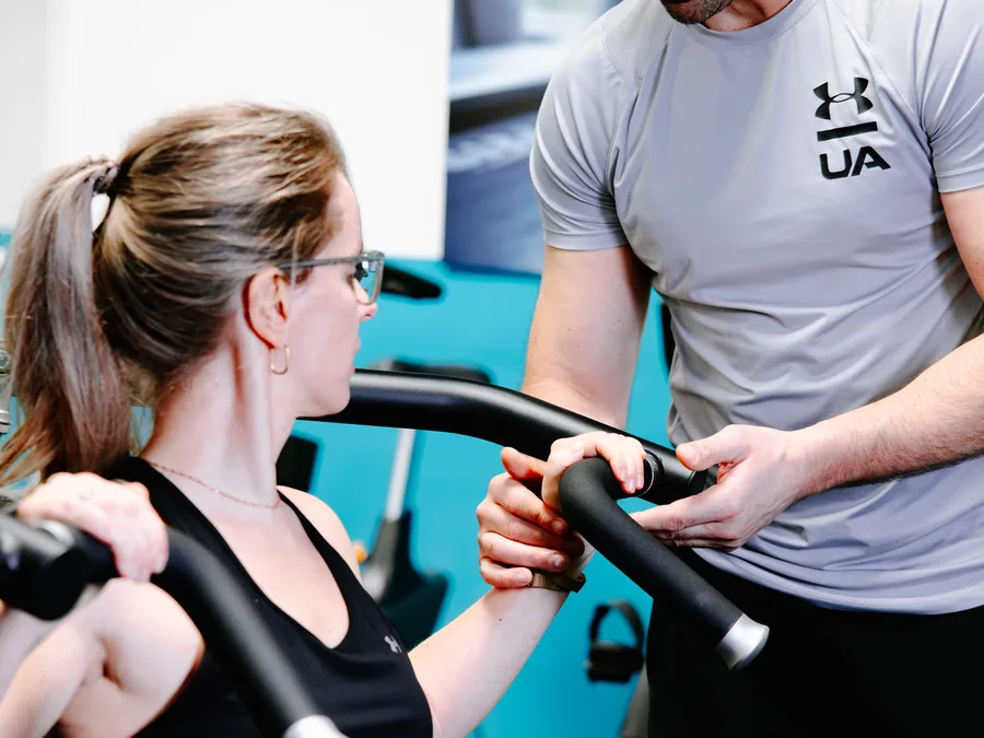 Trainer und Mitglied im Gespr&auml;ch im Studio